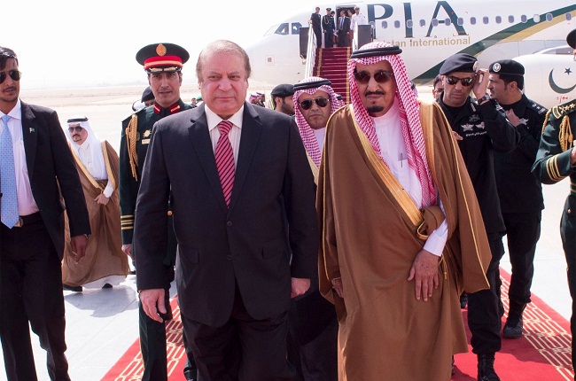 العاهل السعودي يستقبل رئيس الوزراء الباكستاني في مطار الرياض