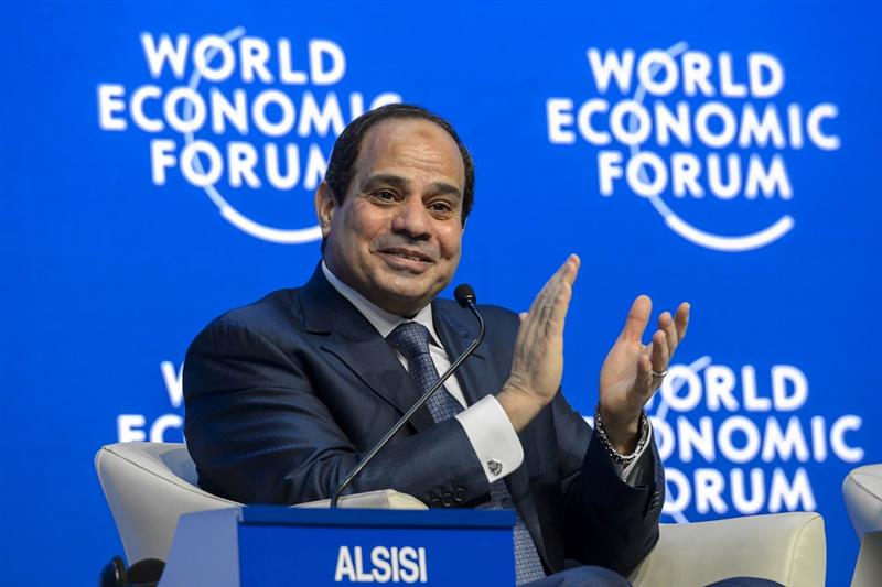 «السيسي» يستبق المؤتمر الاقتصادي بإعفاءات ضريبية للمستثمرين ويمنحهم حق تملك الأراضي