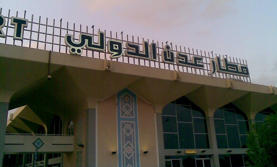 الجيش واللجان الشعبية الموالية لـ«هادي» يسيطران على مطار عدن واستمرار الاشتباكات