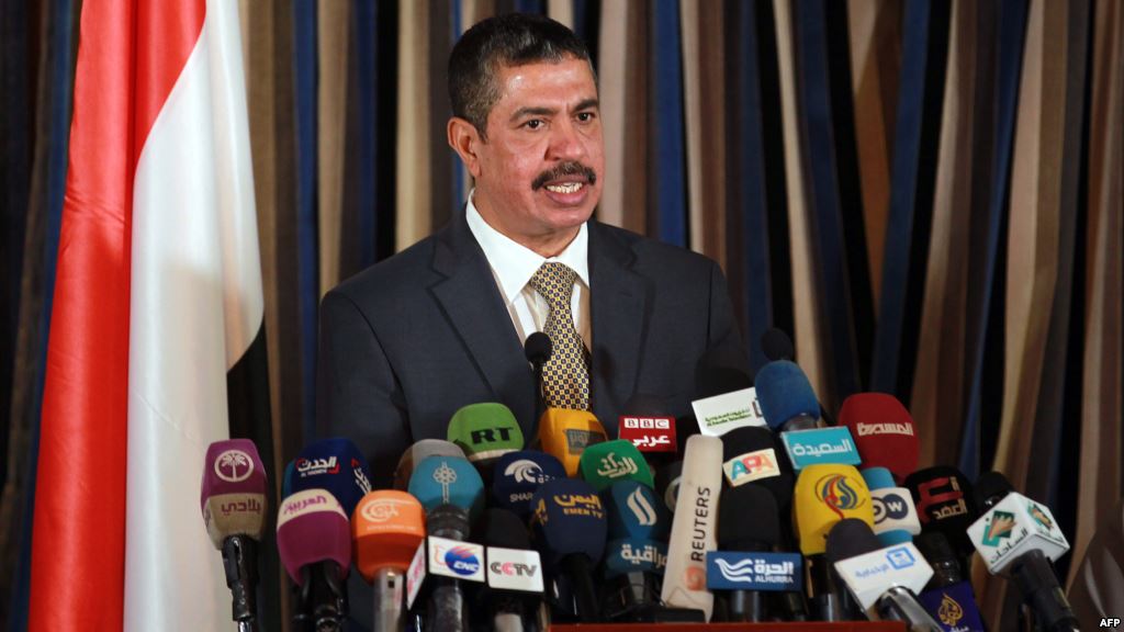 «بحاح» يستعرض أولويات حكومته في أول اجتماع بعد العودة لعدن