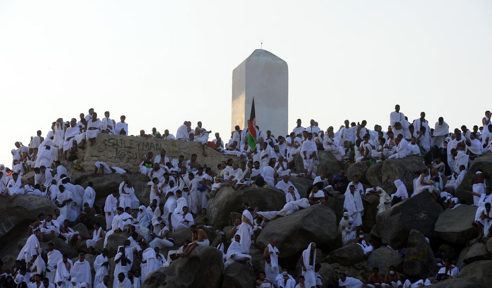قرابة مليوني حاج يقفون على صعيد عرفه لأداء الركن الأعظم من الحج