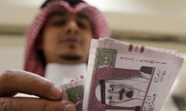وزير المالية السعودي ينفي الإتجاه لفك ارتباط الريال بالدولار الأمريكي